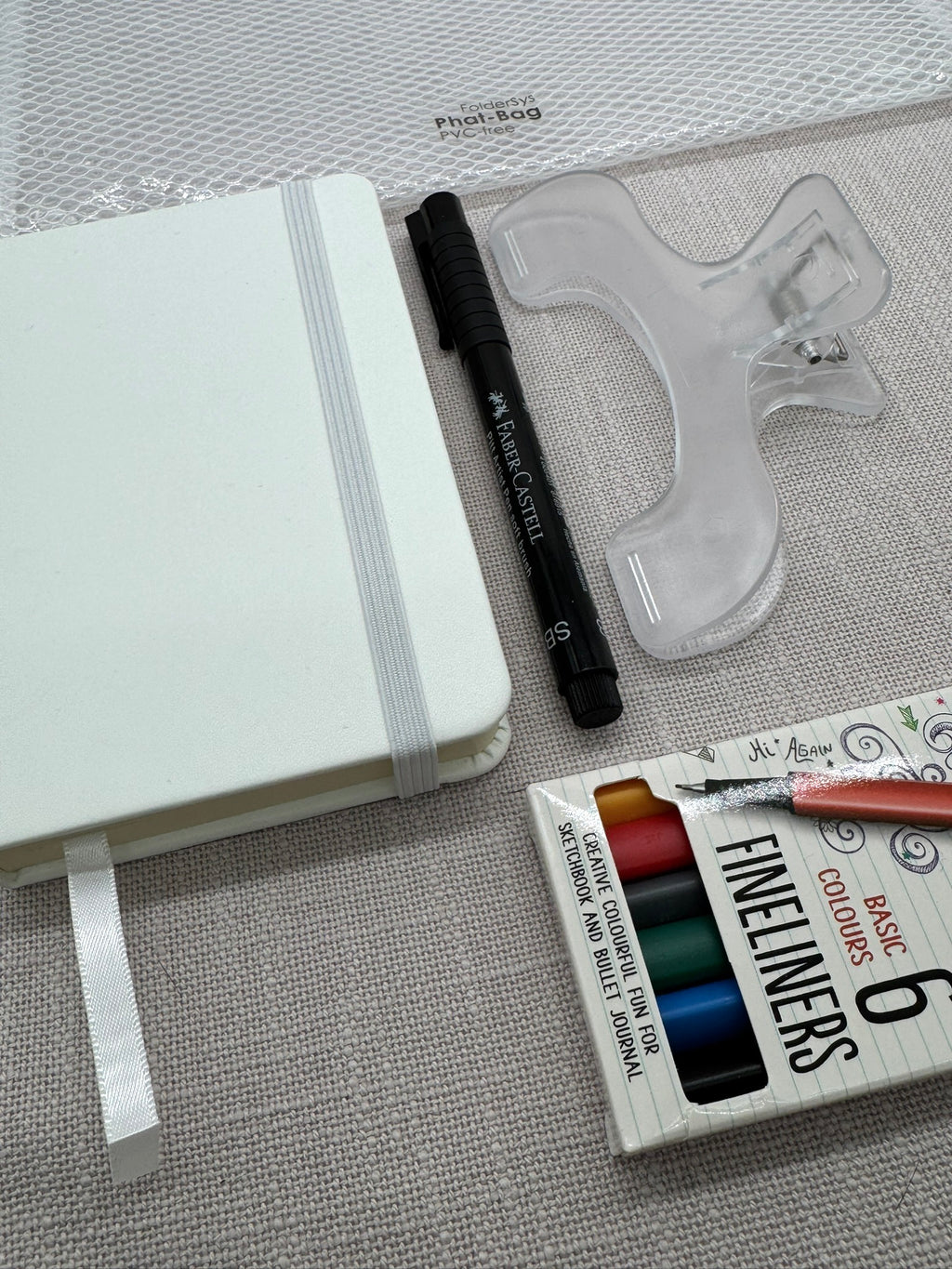 Schreibwaren Set Coffee Break Sketches mit einem Sketch Book, Finelinern, Tasche und Klammer.