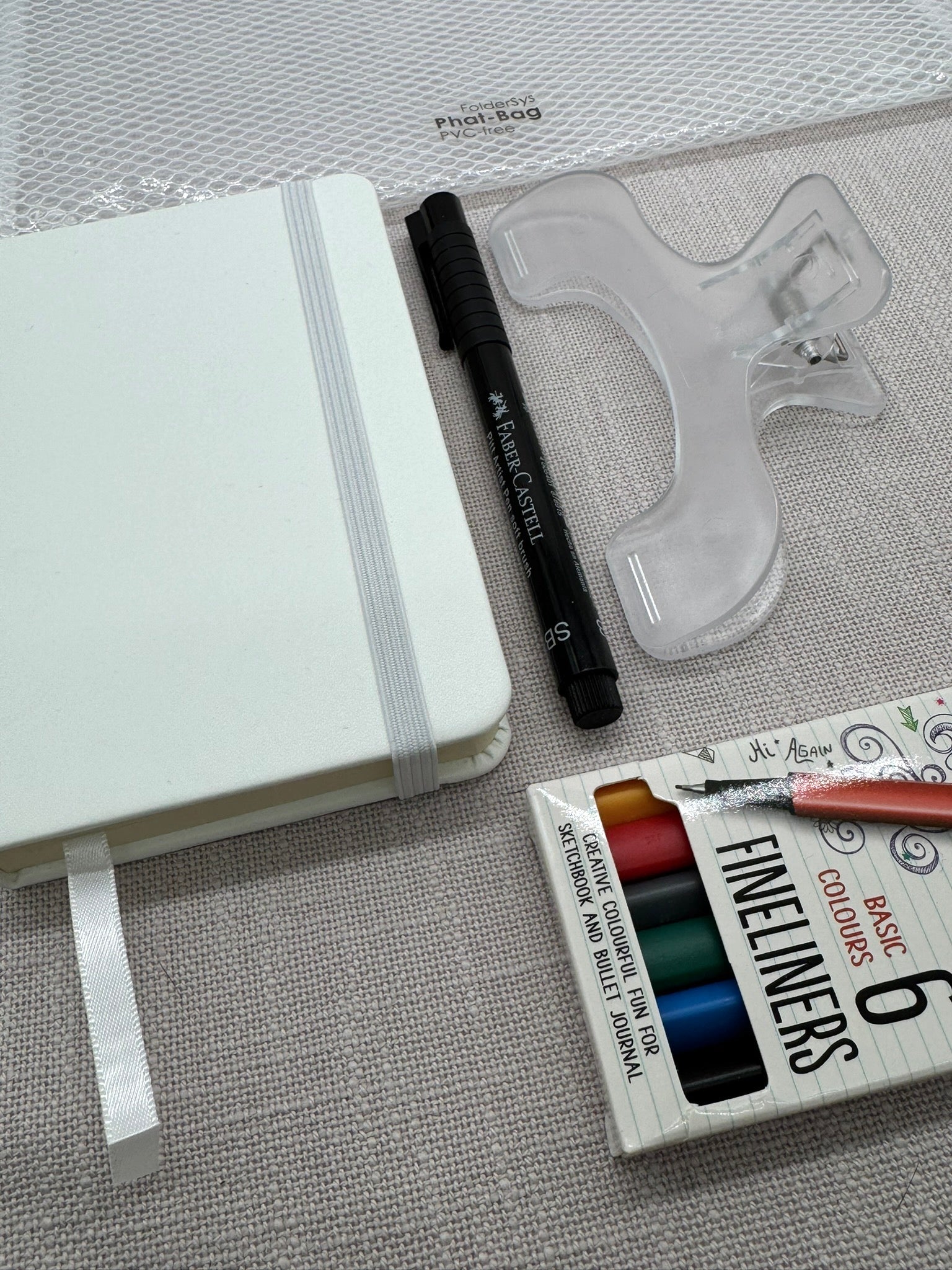 Schreibwaren Set Coffee Break Sketches mit einem Sketch Book, Finelinern, Tasche und Klammer.