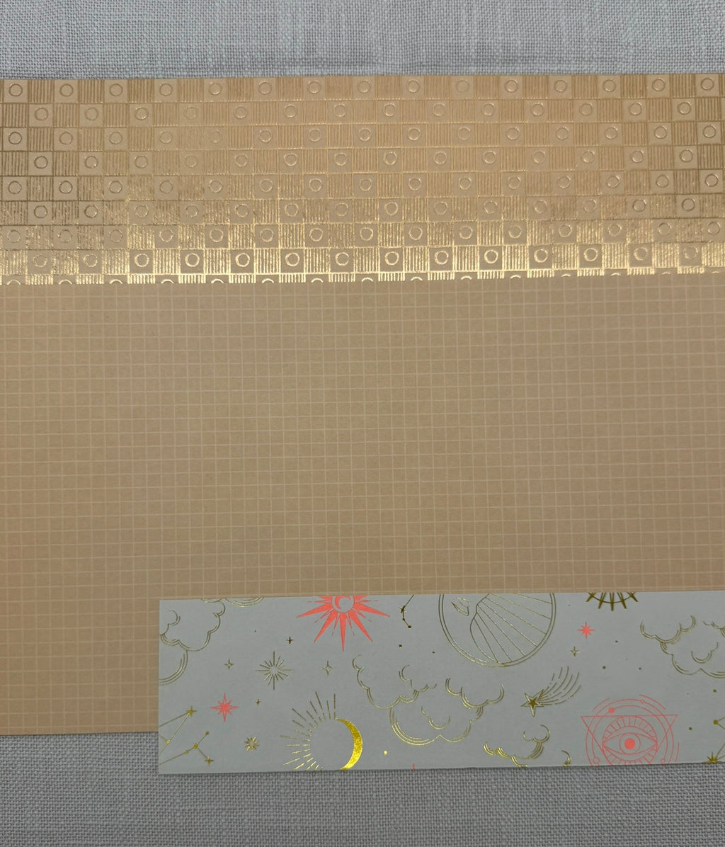 3 verschiedene Designpapiere übereinander: beide mit Muster einmal glnzend, einmal matt und das Horoskop-Designpapier in Gold-Weiß mit Pinken Akzenten