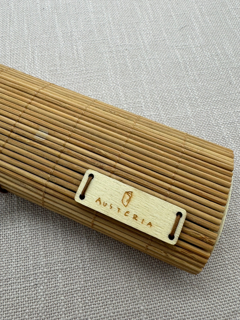 Auf einer Seite des Etuis befindet sich ein kleines Holzplättchen mit dem Logo des Herstellers: Austeria