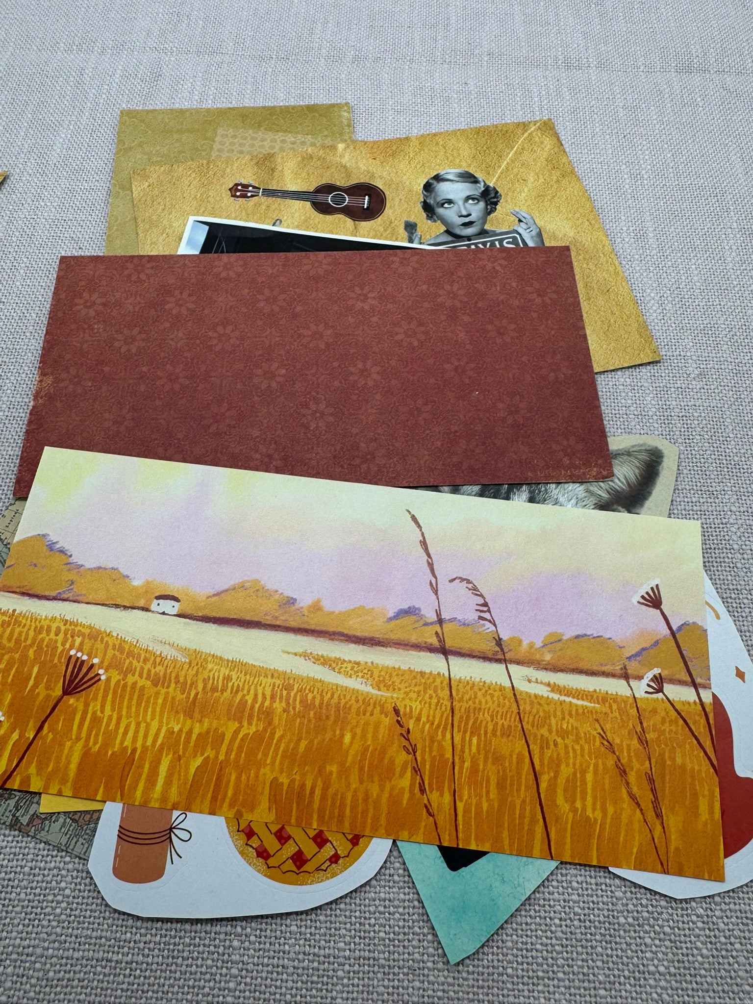 Eine Auswahl an Papierstücken aus dem Set, ideal geeignet für ein Junk Journal. 