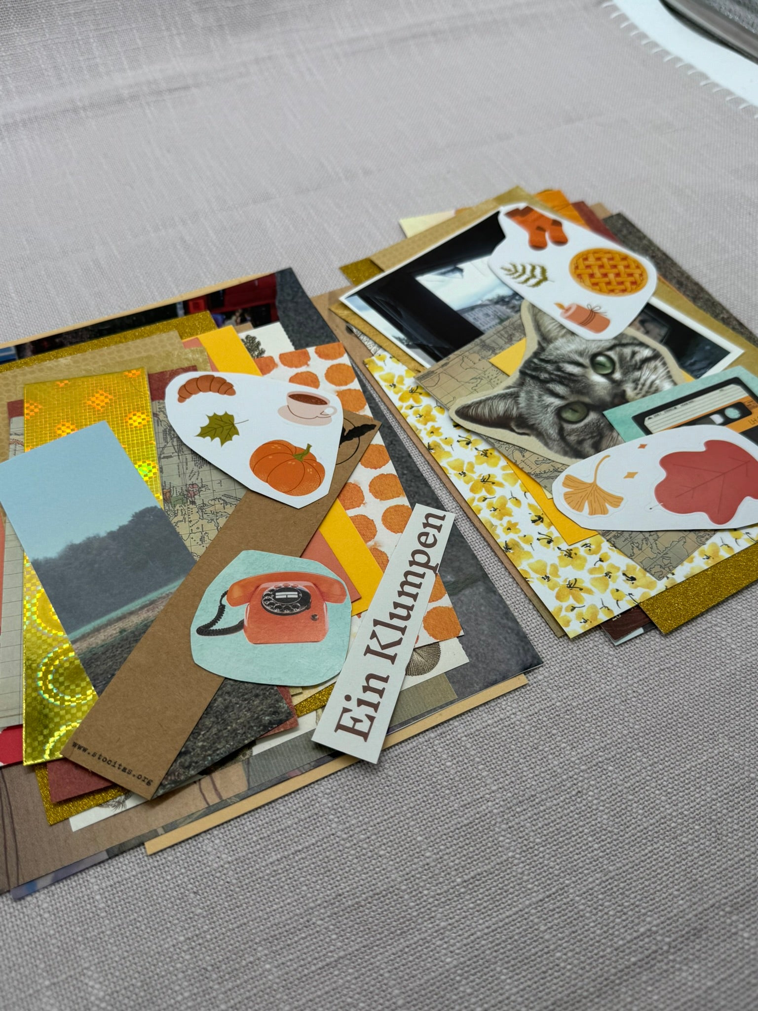 Gemischte Papiere in Gelb, Gold: Tapetenstücke, Designpapier, Bastelpapier, Bastelkarton, Glitzerpapier, Sticker, Zeitungsausschnitte, Zeitschriften, Kalenderblätter in unterschiedlichen Größen