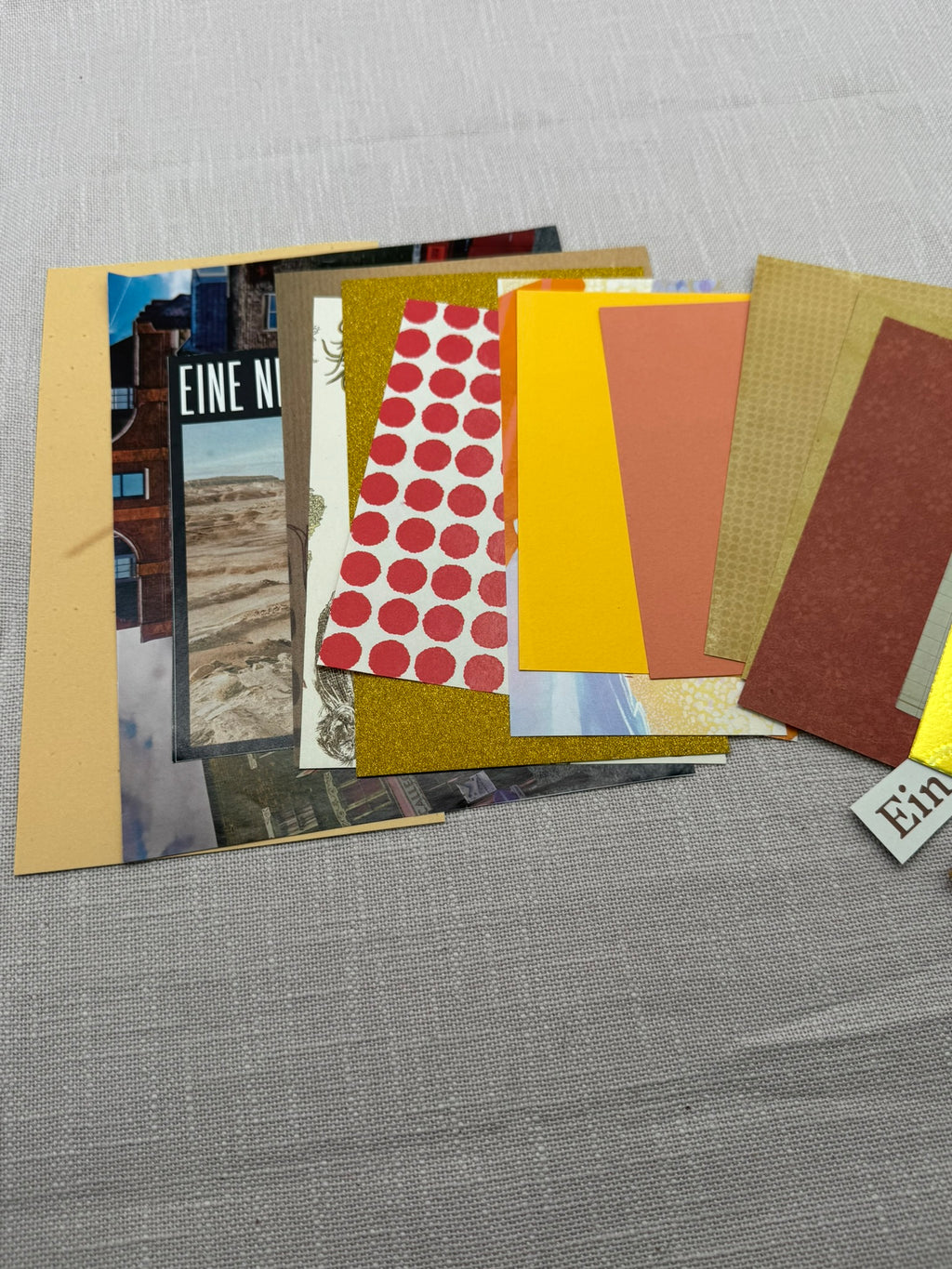 diverse Papiere aus dem Set: Zeitschriftenseiten, Bastelkarton, Briefpapier, Origami-Papier, Geschenkpapier, Kalenderseiten, Glitzerkarton