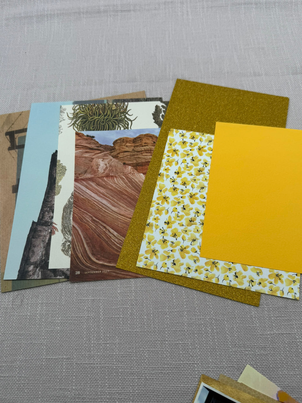 Diverse Papiere zum Basteln, für Scrapbooking oder Collagen, diverse Gelbtöne