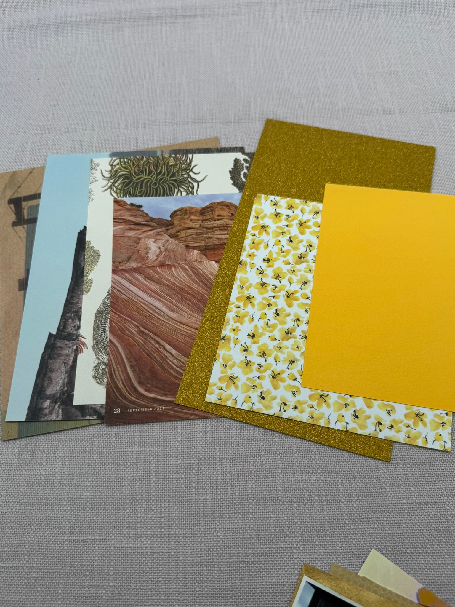 Diverse Papiere zum Basteln, für Scrapbooking oder Collagen, diverse Gelbtöne
