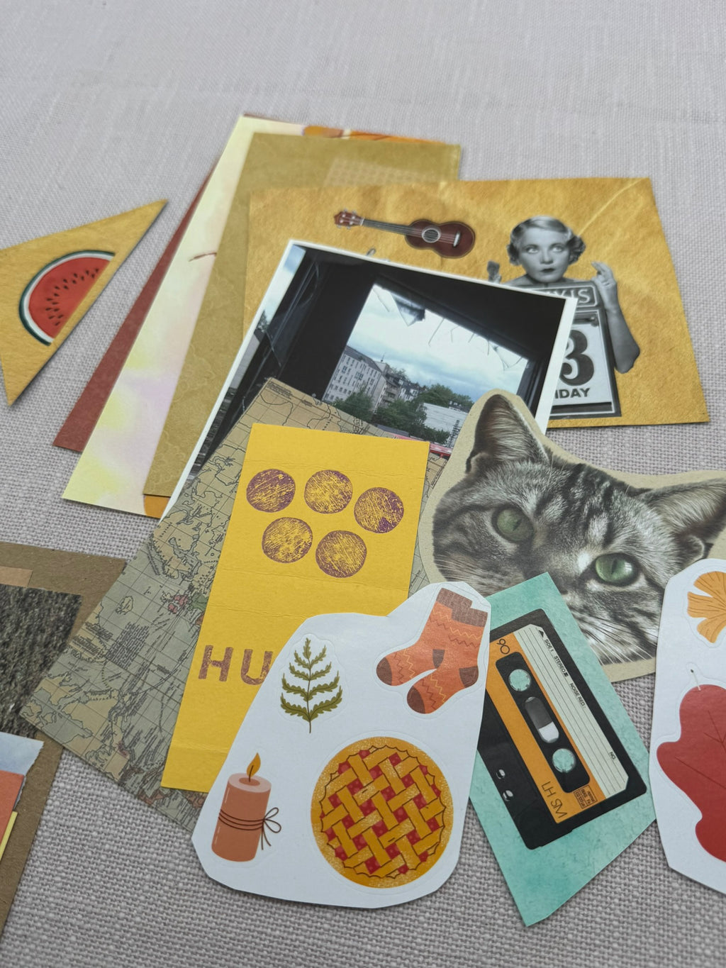 Eine Auswahl von Papieren aus der Wundertüte: Sticker, Bastelkarton, alte Karten, Zeitschriftenseiten etc. 