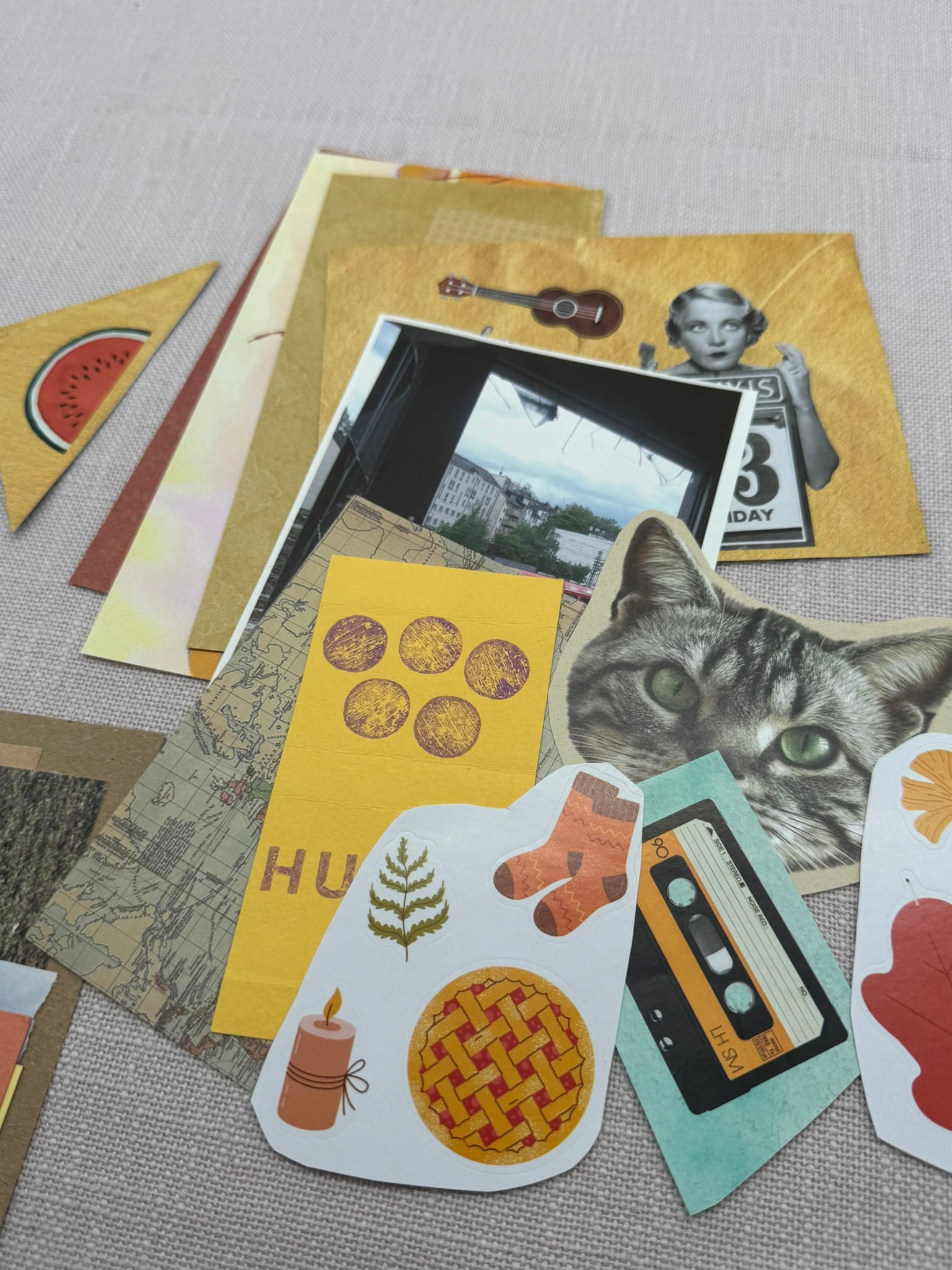 Eine Auswahl von Papieren aus der Wundertüte: Sticker, Bastelkarton, alte Karten, Zeitschriftenseiten etc. 